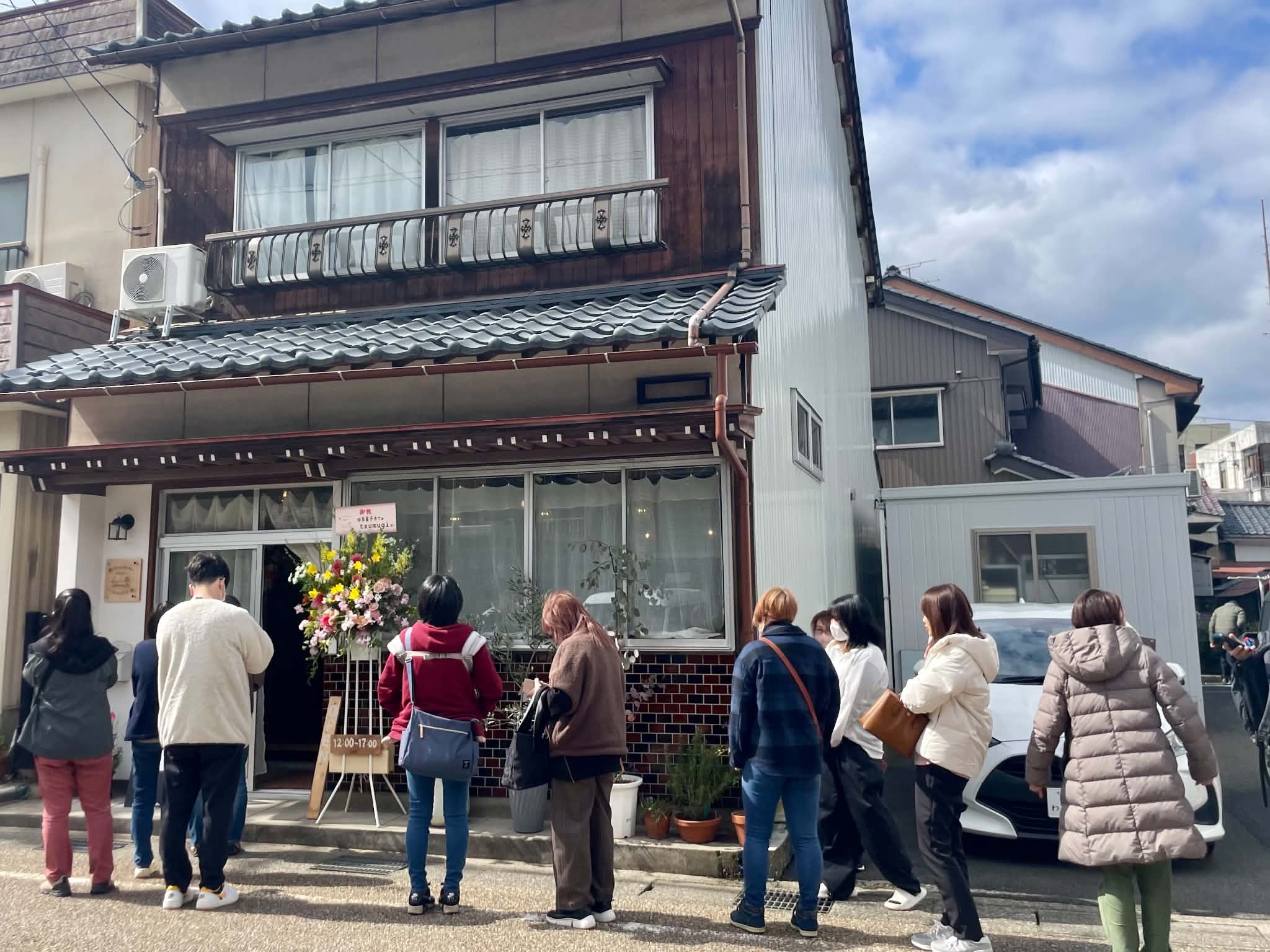 福井県鯖江市に新規オープンしたケーキ店。民家をリノベーションしている。